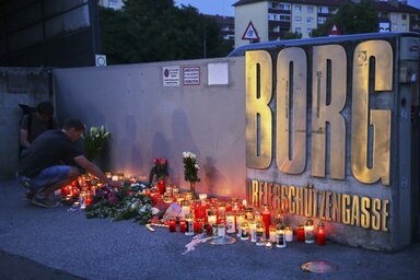 Virágokat és gyertyákat helyeztek el az iskola előtt az áldozatok emlékére (Fotó: Beta /AP)