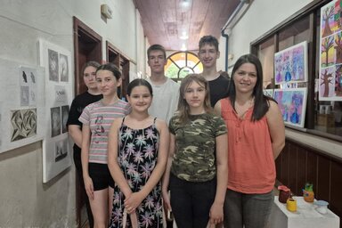 A büszke kiállítók és felkészítő tanáruk (Gulyás Réka felvétele)