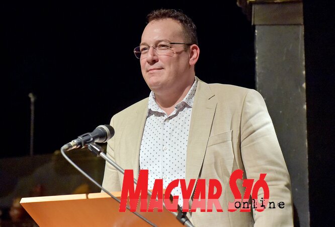 Kis Domonkos Márk elmondta, a Déryné Program célja, hogy a legkisebb településekre is eljuttassa a minőségi magyar kultúrának egy szeletét (Fotó: Gergely Árpád felvétele)