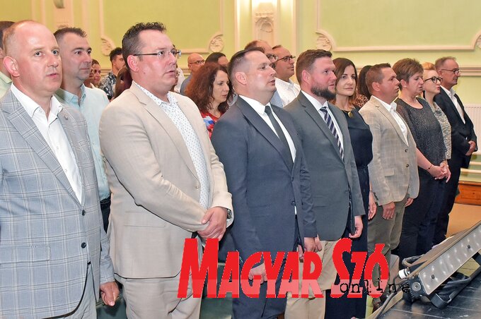 A gálaműsort a himnusz nyitotta meg, majd Szemerédi Bernadett szívhez szóló éneke kápráztatta el a közönséget (Fotó: Gergely Árpád felvétele)