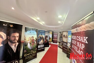 Vörös szőnyeg, filmplakátok és mozihangulat fogadta a látogatókat a temerini Vándormozi FilmÜnnepen (Vámos Arnold felvétele)