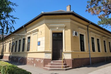 A régi iskolaépületet lezárták, mert veszélyes a tetőszerkezete (Lakatos János felvétele)