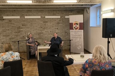Balogh István íróval Gruik Ibolya, lapunk nyugalmazott újságírója beszélgetett (Dér Dianna felvétele)