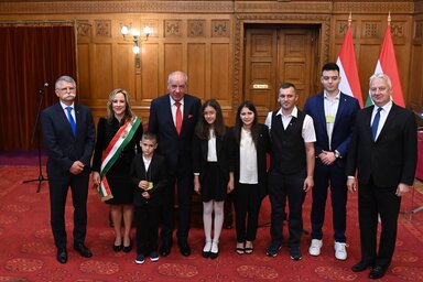 Az új magyar állampolgárok fotója Kövér László házelnökkel, Sulyok Tamás államfővel és Semjén Zsolt miniszterelnök-helyettessel (Fotó: MTI)