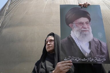Egy iráni asszony Ali Hamenei ajatollah politikai és vallási vezetője képét tartja magasba az izraeli légicsapások elleni tiltakozásul (Fotó: Beta)