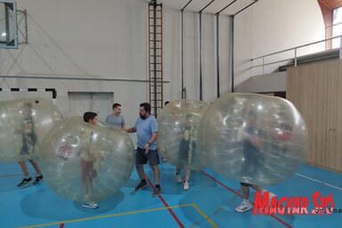 Göblös Péter vezetésével próbálták ki a tanulók a buborékfocit (Fotó: Csincsik Zsolt)