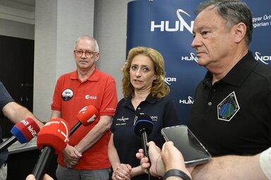 Ferencz Orsolya mellett balról Fank de Winne, jobbról pedig Michael Lopez-Alegria (Fotó: MTI)
