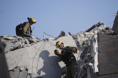 A konzul és felesége könnyebb sérüléseket szenvedett (Fotó: Beta/AP Photo/Ohad Zwigenberg)