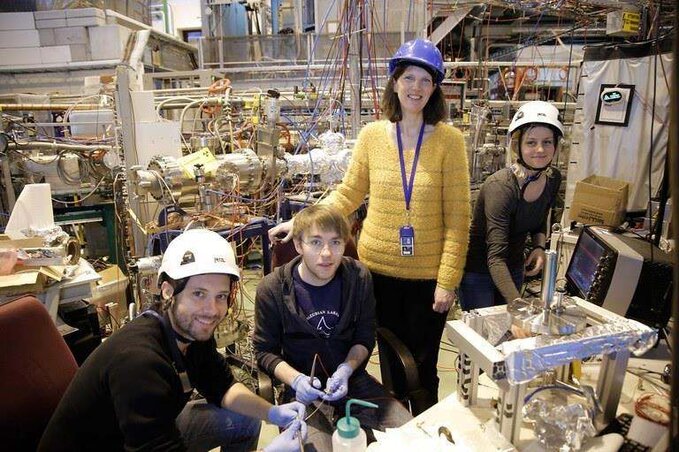 Közös munka a kollégákkal az ISOLDE nevű laboratóriumban (CERN) (Fotó: Koszorús Ágota archívuma)