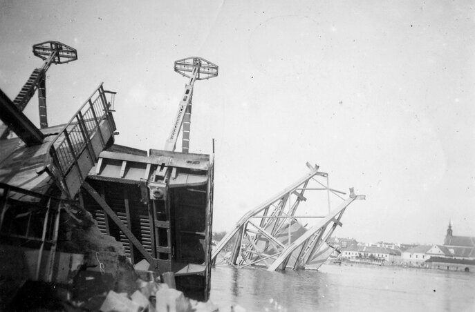 A lerombolt közúti híd 1941-ben (Fortepan/Csorba Dániel) A lerombolt közúti híd 1941-ben (Fortepan/Csorba Dániel)