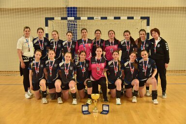 Az országos bajnok adai U14-es csapat Diana Jošić és Galic Zita edzővel