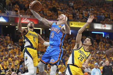 Alex Caruso Tyrese Haliburton (balról) és Ben Sheppard szorításában (Fotó: Beta/AP)