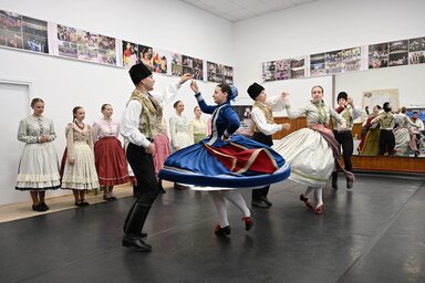 A Talentum fiatal táncosai, énekesei az új székházban (Molnár Edvárd)