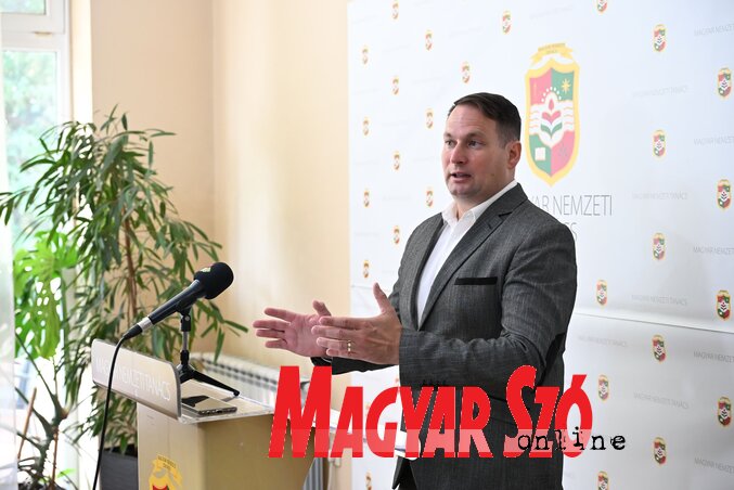 Még mindig meg lehet pályázni a jogászösztöndíjat, a pályázással nem kell megvárni a beiratkozást, elég a szándék, az érdeklődés megléte – hangzott el a sajtótájékoztatón (Molnár Edvárd felvétele) Még mindig meg lehet pályázni a jogászösztöndíjat, a pályázással nem kell megvárni a beiratkozást, elég a szándék, az érdeklődés megléte – hangzott el a sajtótájékoztatón (Molnár Edvárd felvétele)