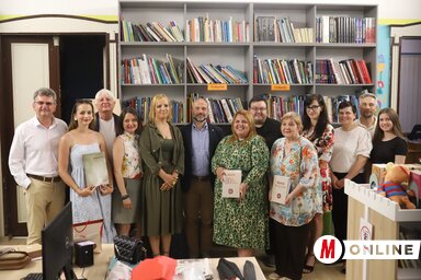 A Magyar Szó topolyai élőújságján részt vevő újságírók és Erdődi Edvina igazgatónő, Szatmári Adrián községi elnök és Bednárik Prokec Zita, a házigazda könyvtár igazgatónője (Lakatos János)