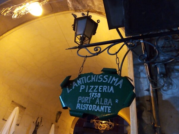 Csak itt sül 300 éve pizza Csak itt sül 300 éve pizza