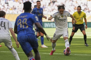 Luka Modrić (fehérben) próbál helyzetet teremteni az al-Hilal sűrű védelme ellen (Fotó: Beta/AP)