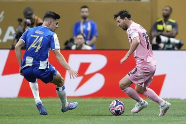 Az IFFHS összesítése szerint csütörtöki találatával Lionel Messi (jobbról) lett minden idők legjobb góllövője a nemzetközi szövetség (FIFA) tornáin (Fotó: Beta/AP)