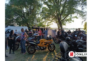 Motoros találkozó a Topolyai-tó partján (Kazinczy Paszterkó Diana felvétele)