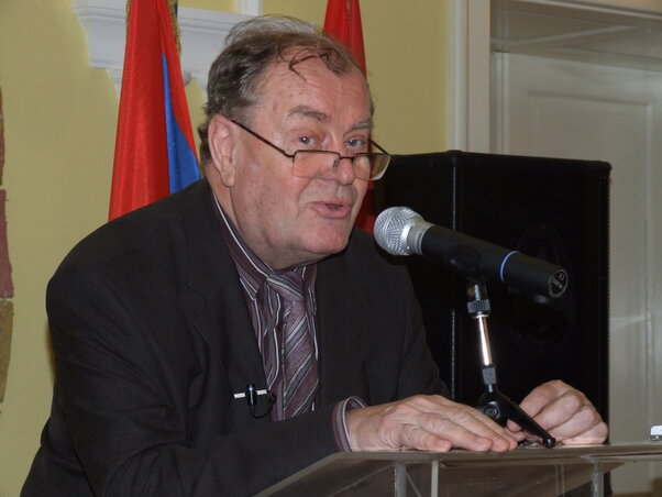Előadás közben a Tanítóképző Kar nagytermében. Szabadka, 2009 (Klamár Zoltán felvétele) Előadás közben a Tanítóképző Kar nagytermében. Szabadka, 2009 (Klamár Zoltán felvétele)
