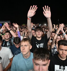 Hiljade mladih zajedno je dočekalo izlazak sunca (fotografija Andraša Otoša)