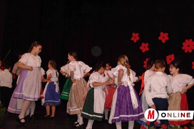 Somogyi táncokkal lépett fel a magyarcsernyei Pitypang néptánccsoport (Fotó: Vidács Hajnalka felvétele)