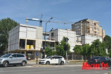 Az építkezés tavaly tavasszal kezdődött, az eredeti terv szerint az új épületet 2026 áprilisában kellene befejezni (Fotó: Ótos András felvétele)