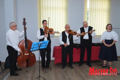 A moholi népzenei együttes: Ürményi Zoltán, dr. Pecze Andor, Miklós Nándor, Tóth Ugyonka Jenő és Miklós Tünde (Fotó: Csincsik Zsolt felvétele)