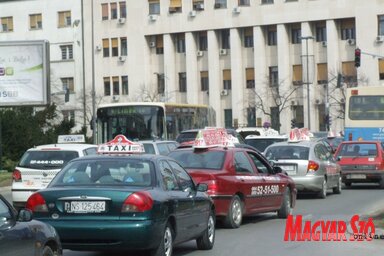 Újvidéken csak azok foglalkozhatnak taxifuvarozással, akik ismerik a várost és a bérkocsizás szabályait (Fotó: Dávid Csilla felvétele)