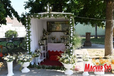 A fehét színű, úrnapi sátor a szenttamási templomudvarban (Fotó: Paraczky László)
