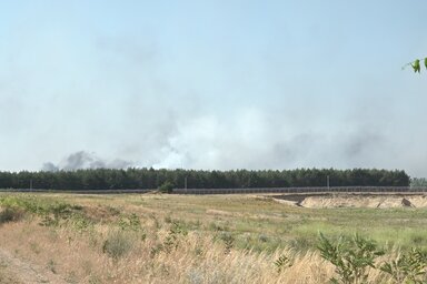 A terjedő lángok több tanyára is veszélyt jelentenek (Fotó: Raffai Csaba/Pannon RTV)