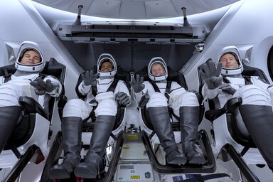 A négy űrhajós szelfit készít indulás előtt, még mielőtt felöltötték volna az űrruhát, Kapu Tibor balról a második (Fotó: Beta/AP)