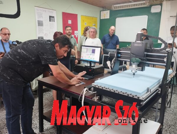 Üzembe helyezték az új CNC-marógépet (Fotó: Kancsár Izabella) Üzembe helyezték az új CNC-marógépet (Fotó: Kancsár Izabella)