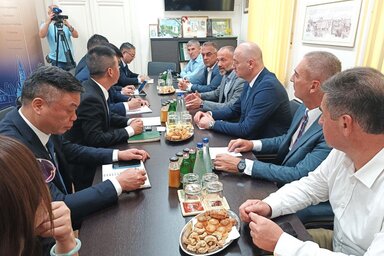 A kínai küldöttség látogatása a topolyai polgármesteri hivatalban (Kazinczy Paszterkó Diana felvétele)