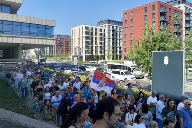 Az Igazságügyi Palota előtt tüntetett a tömeg tegnap délelőtt, amikor Stefan Tomić meghallgatása folyt (Fotó: Beta)