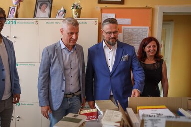 Az anyagi támogatás mellett a budapesti vendégek könyveket is hoztak (Lakatos János felvétele)