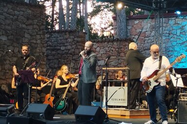 Fergeteges koncertet adott a Szolnoki Szimfonikus Zenekar és a Crazy Little Queen Tribute Band (Lukács Melinda)