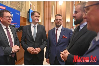 A tisztségviselők rövid megbeszélése a konferencia kezdete előtt (Ótos András felvétele)