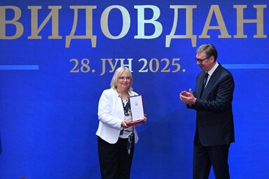 Dr. Pintér Krekić Valéria, a szabadkai Magyar Tannyelvű Tanítóképző Kar dékánja átveszi az elismerést az államfőtől (Fotó: Beta)