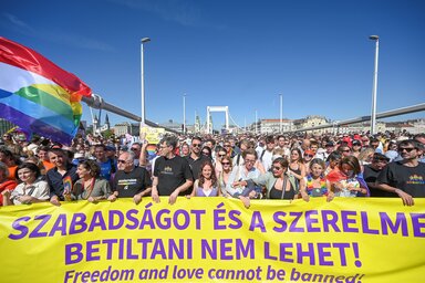 A vonulók közt gyermekes családok is sétálnak (Fotó: Beta/AP)