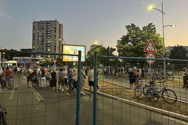 A tartományi székvárosban a polgárok konténerekből és kordonokból állítanak úttorlaszokat (Fotó: 021.rs)