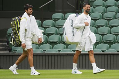 Alcaraz (balról) és Đoković Wimbledonban (Fotó: Beta/AP)