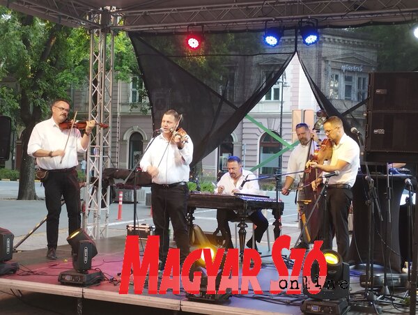 A Juhász zenekar borozós nótákat is muzsikált (Lukács Melinda felvétele) A Juhász zenekar borozós nótákat is muzsikált (Lukács Melinda felvétele)