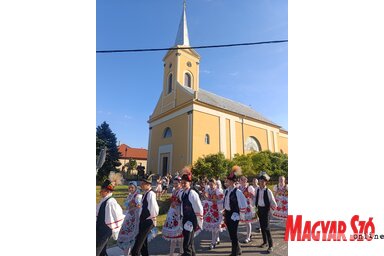 Felvonulás a gombosi templom előtt (Fotó: L. Móger Tímea)