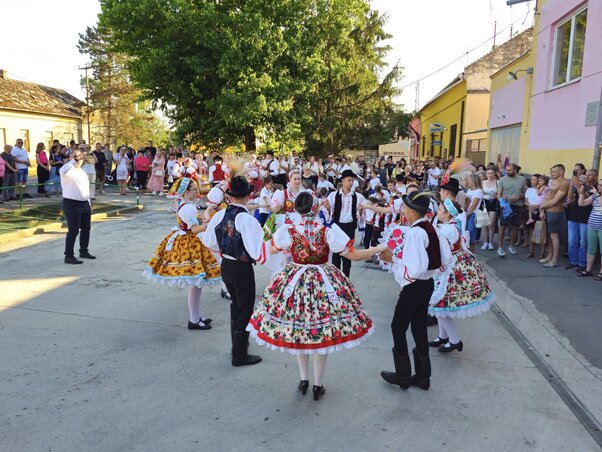 Gombosiak tánca (Fotó: Arany János MME) Gombosiak tánca (Fotó: Arany János MME)