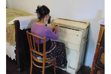 A kisoroszi tájházban büszkék a még működő, 1832-ből származó harmóniumra (Vidács Hajnalka)