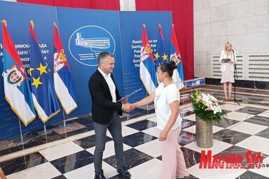 Petar Samolovac adta át a támogatási szerződéseket (Fotó: Kopasz Tamás)