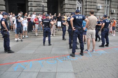 A rendőrség az éjszaka folyamán két személyt vett őrizetbe, míg három személy ellen vádat emeltek (Fotó: Beta)