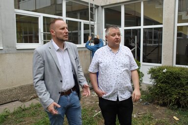Kovács Károly és Fülöp Valentin megtekintik a munkálatokat (Lakatos János)
