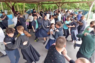 A legidősebbek hajdúsági táncokat tanulnak (Gergely Árpád felvétele)